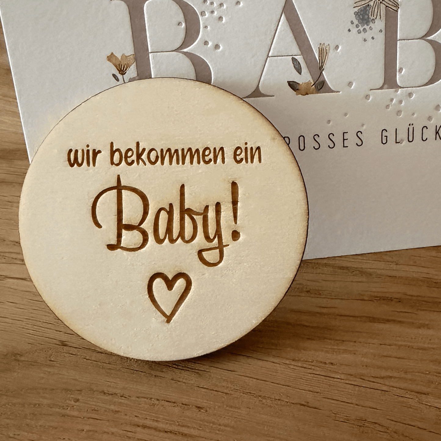 Wir bekommen ein Baby Holzplättchen – Babyankündigung aus Holz | Schwangerschaft verkünden - Surprisely