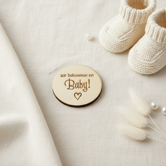 Wir bekommen ein Baby Holzplättchen – Babyankündigung aus Holz | Schwangerschaft verkünden - Surprisely