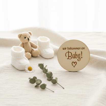 Wir bekommen ein Baby Holzplättchen – Babyankündigung aus Holz | Schwangerschaft verkünden - Surprisely 