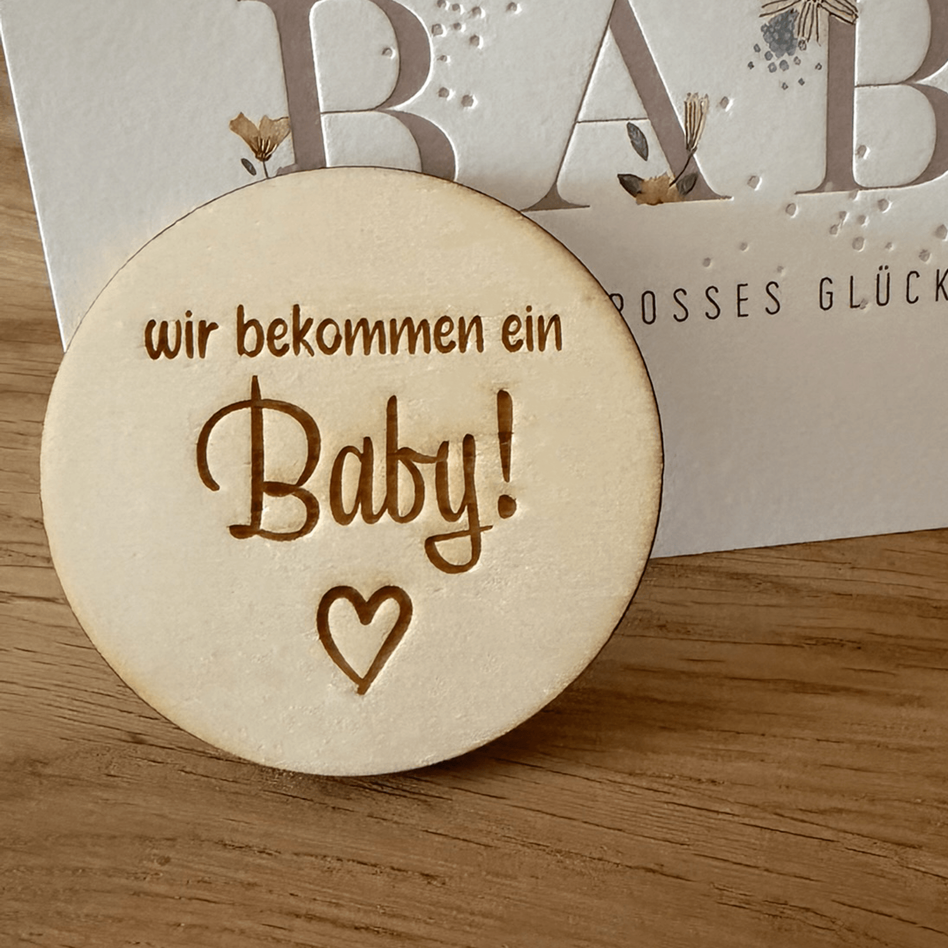Wir bekommen ein Baby Holzplättchen – Babyankündigung aus Holz | Schwangerschaft verkünden - Surprisely 