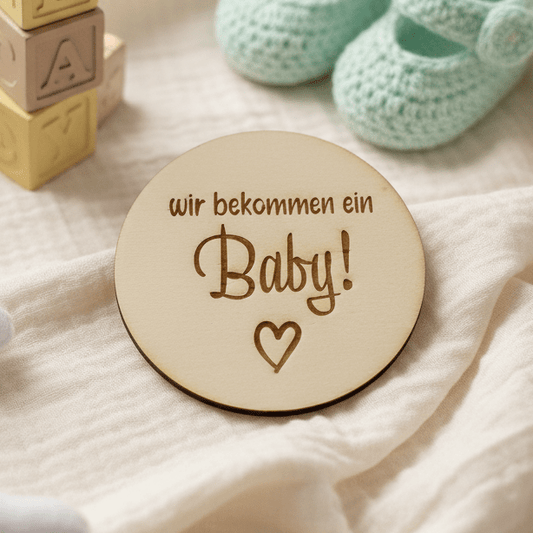 Wir bekommen ein Baby Holzplättchen – Babyankündigung aus Holz | Schwangerschaft verkünden - Surprisely 